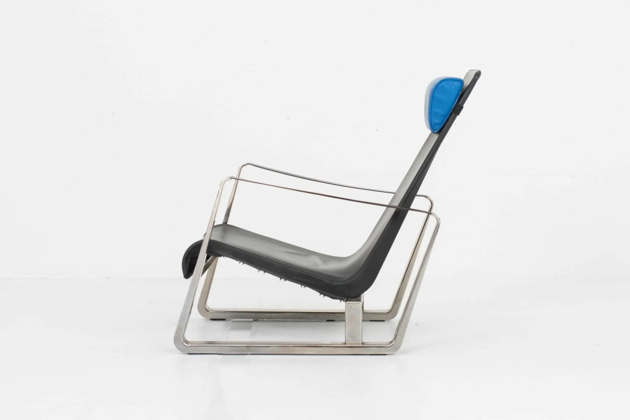 Tecta Cité Sessel von Jean Prouvé, blaues Kissen