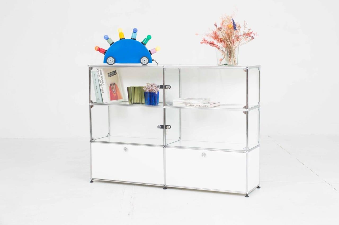 USM Kommode in Reinweiss mit Glastüren