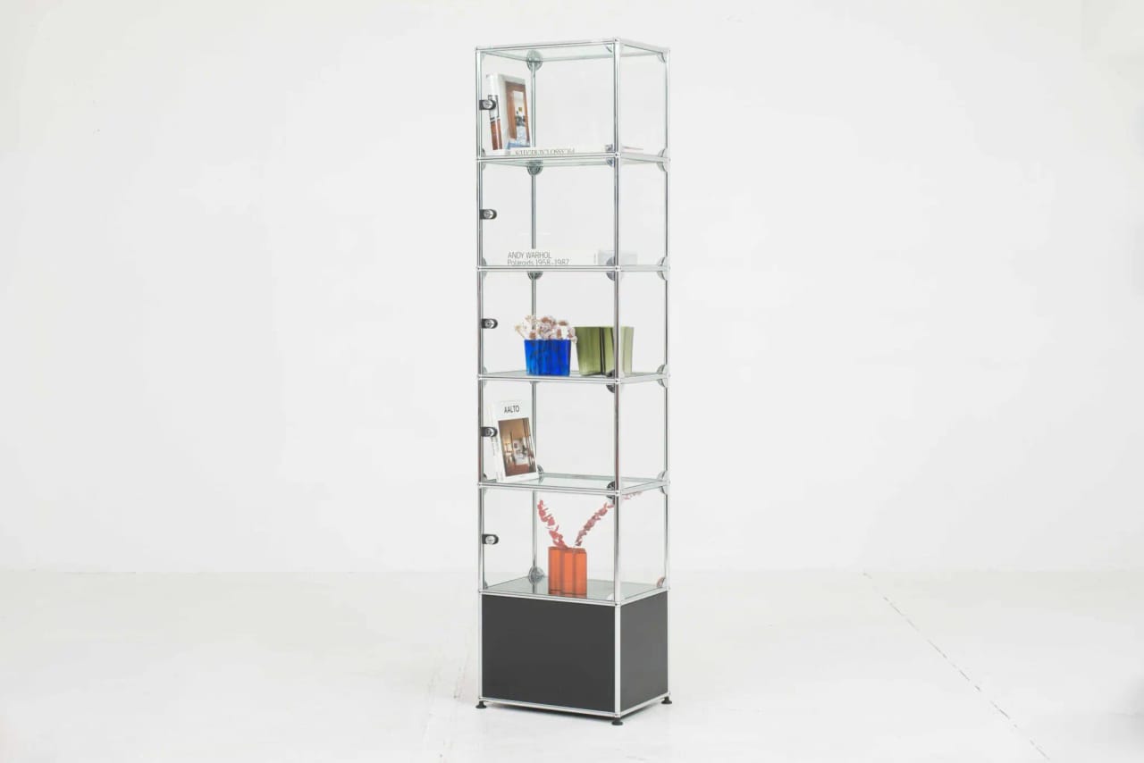 USM Regal mit Glasvitrinen