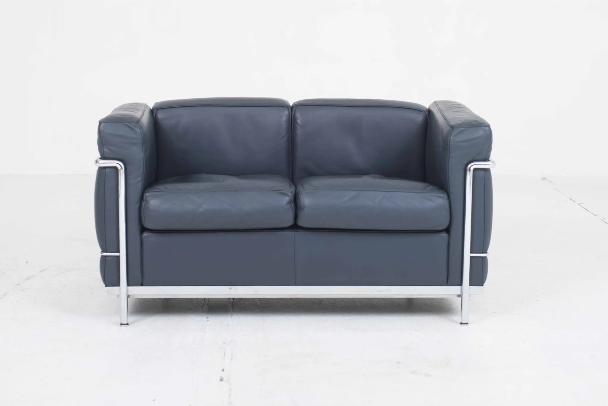 Cassina LC2 2er Sofa von Le Corbusier in dunkelblauem Leder