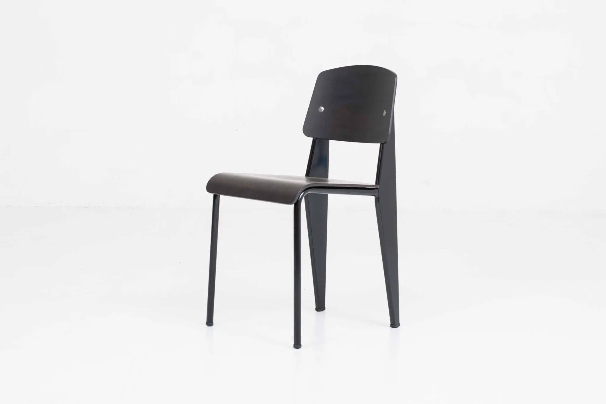Vitra Standard Stuhl von Jean Prouvé in dunkler Eiche & Schwarz