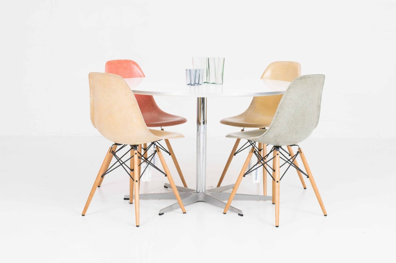 Fritz Hansen Circular Tisch von Arne Jacobsen