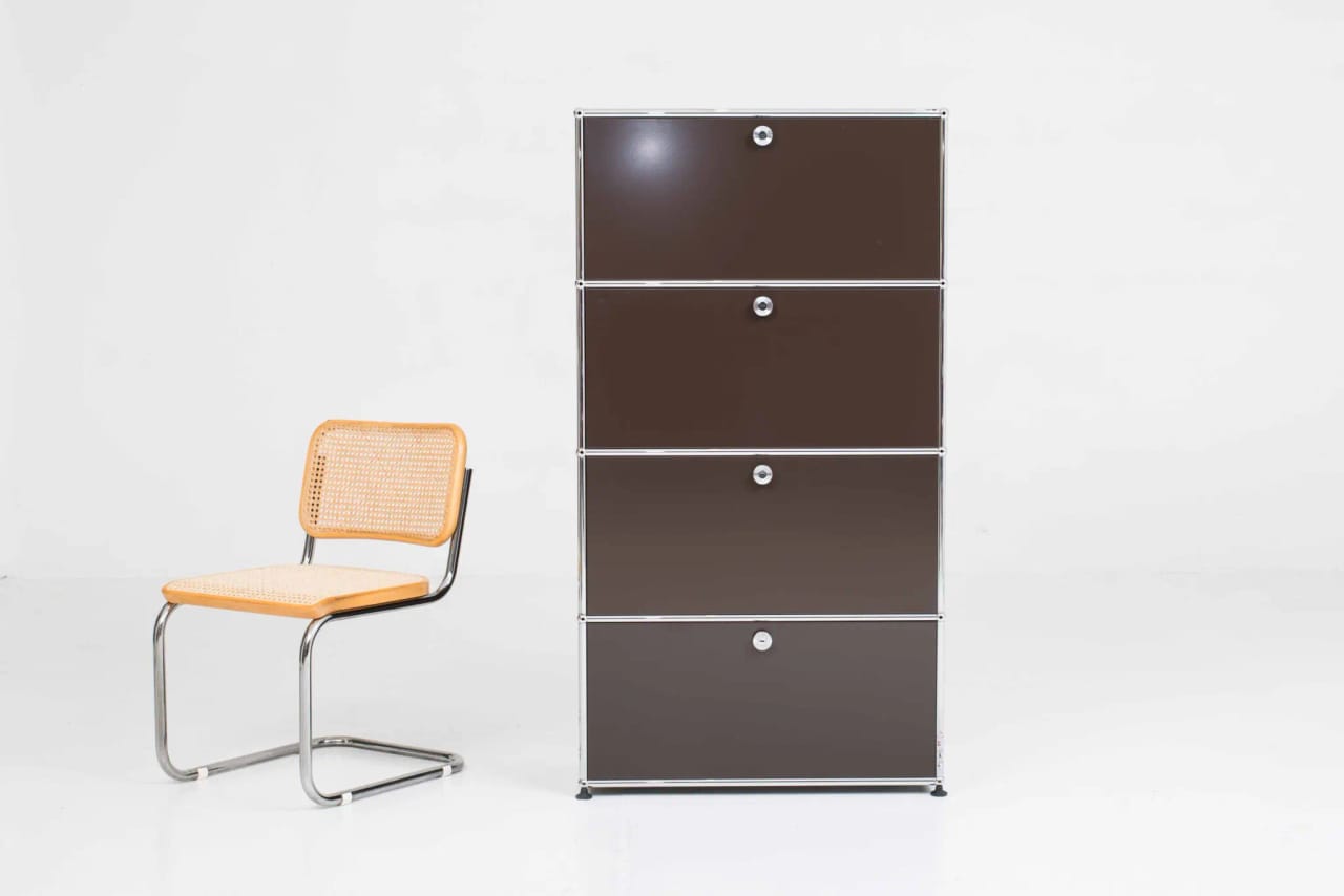USM Regal in Braun mit vier Klappen
