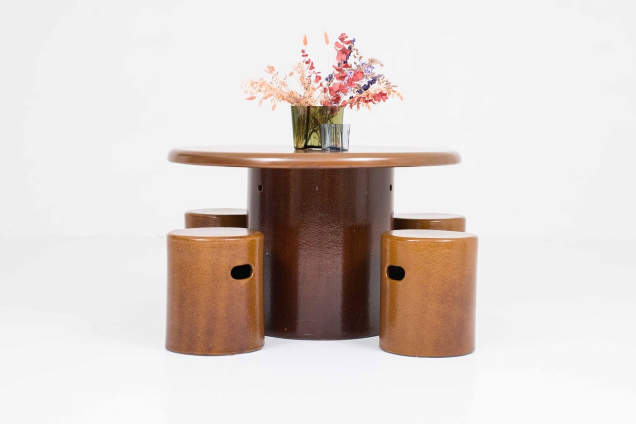 Tisch und Hocker aus Keramik von Schaffhauser Steinzeug