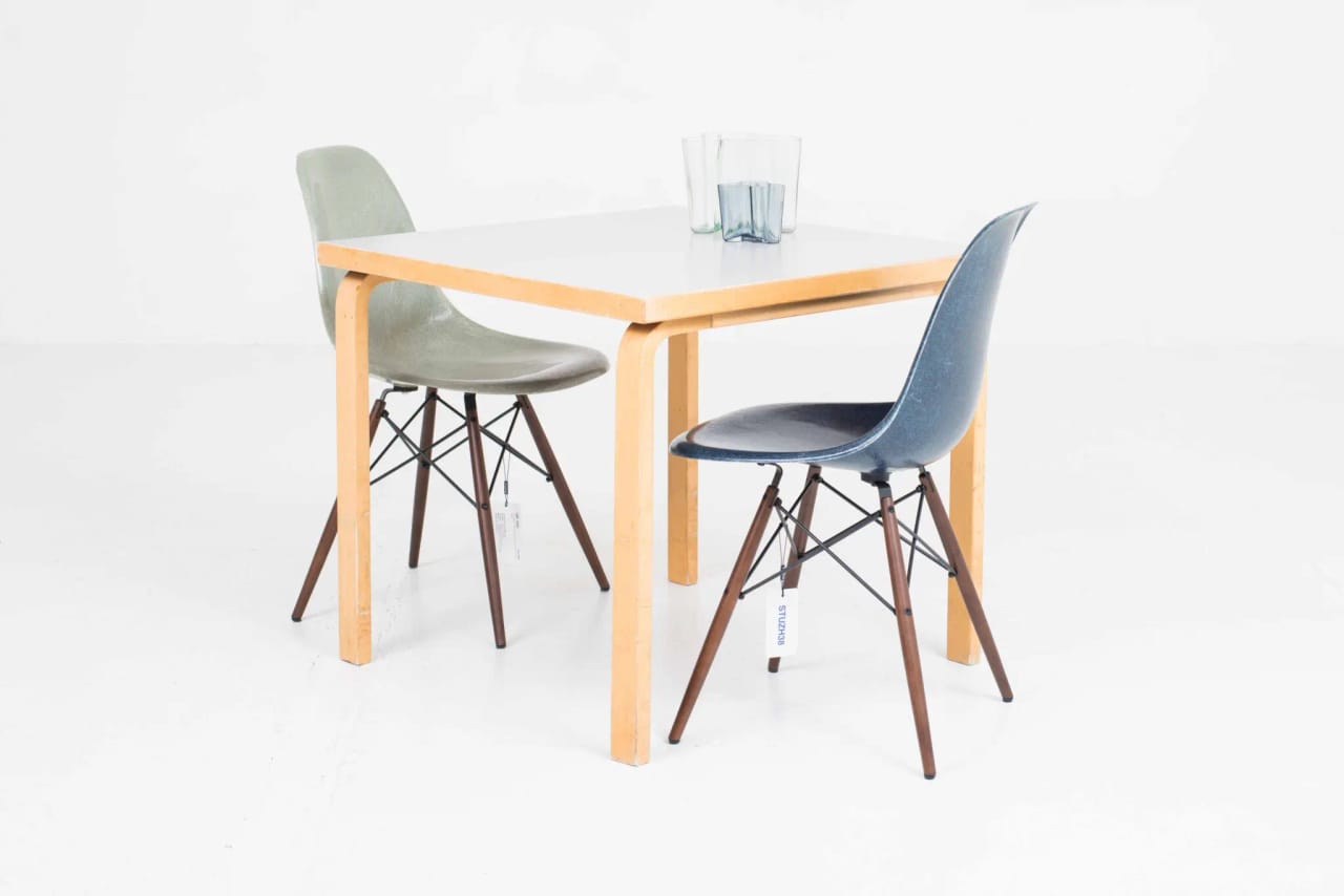 Artek Tisch von Alvar Aalto - 80cm x 80cm