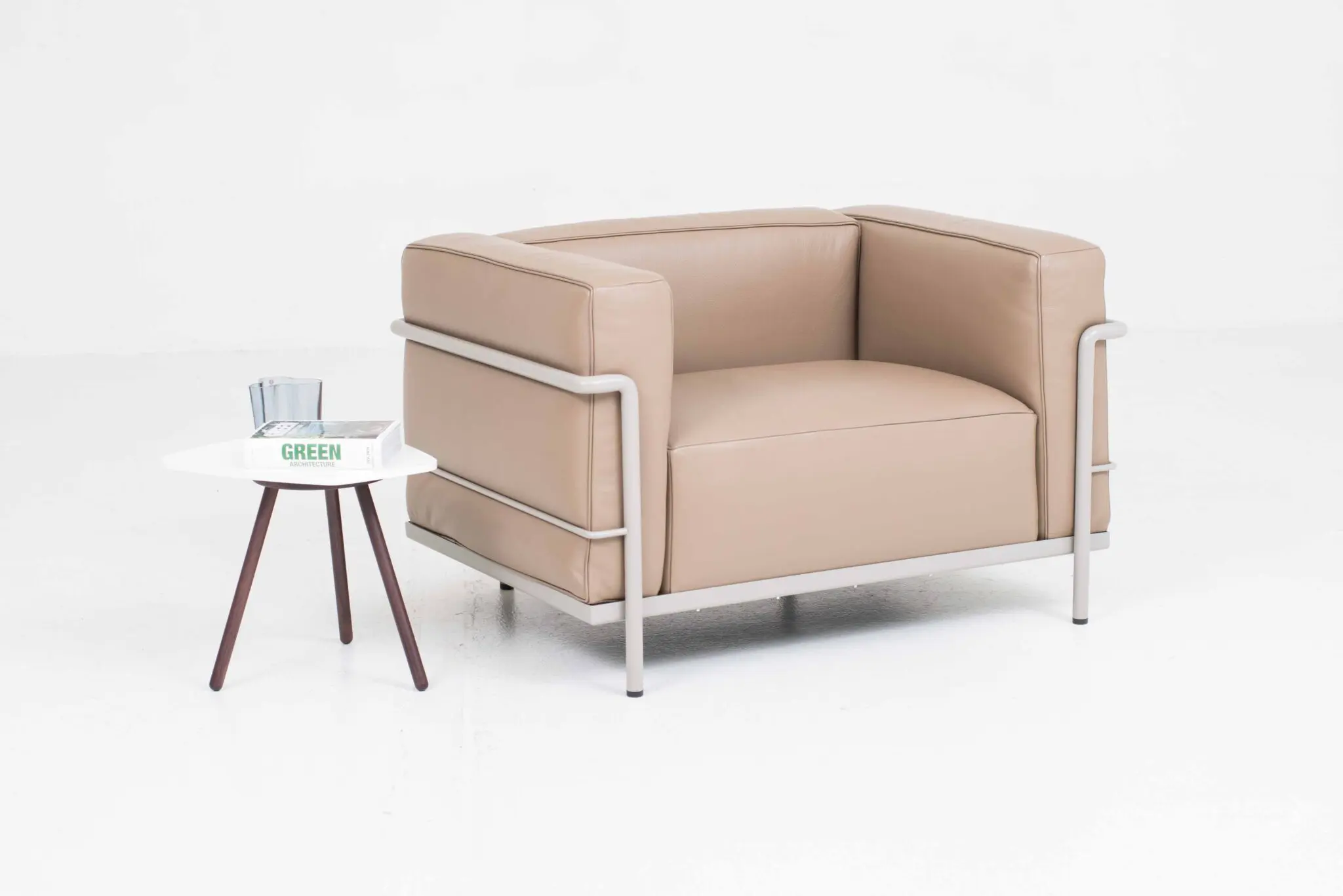Cassina LC3 Sessel von Le Corbusier in sandfarbenem Leder