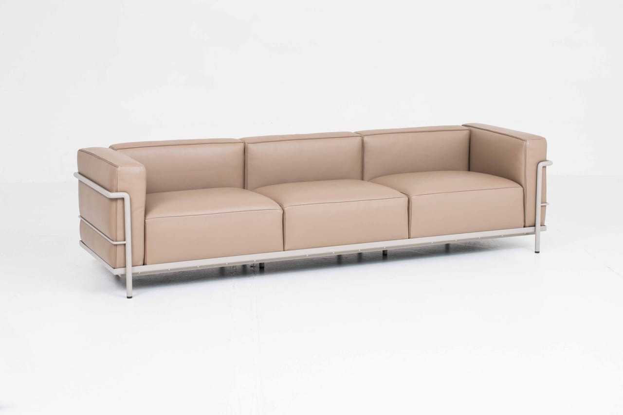 Cassina LC3 3-Sitzer Sofa von Le Corbusier in sandfarbenem Leder