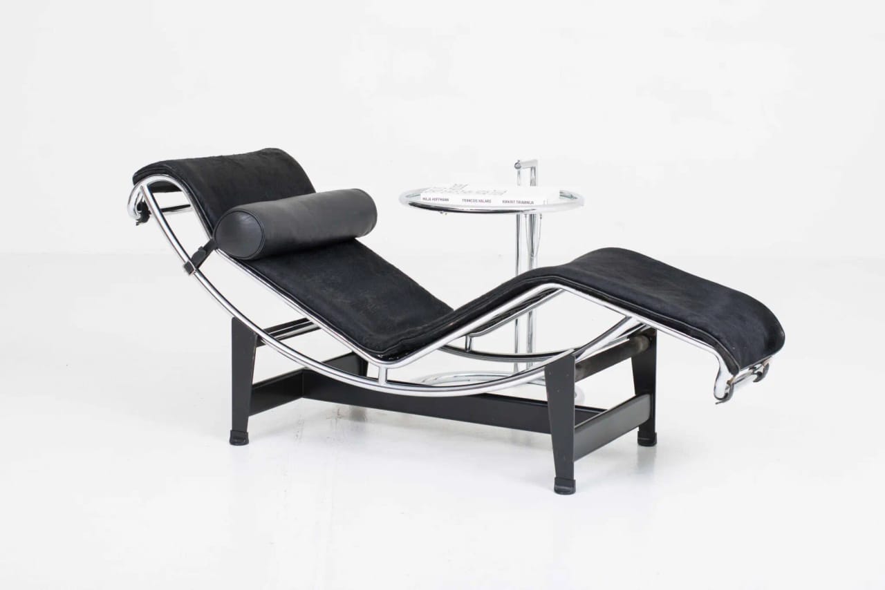 Cassina LC4 Chaise Longue von Le Corbusier mit schwarzem Fell - 4 Chaise Longue à reglage continu