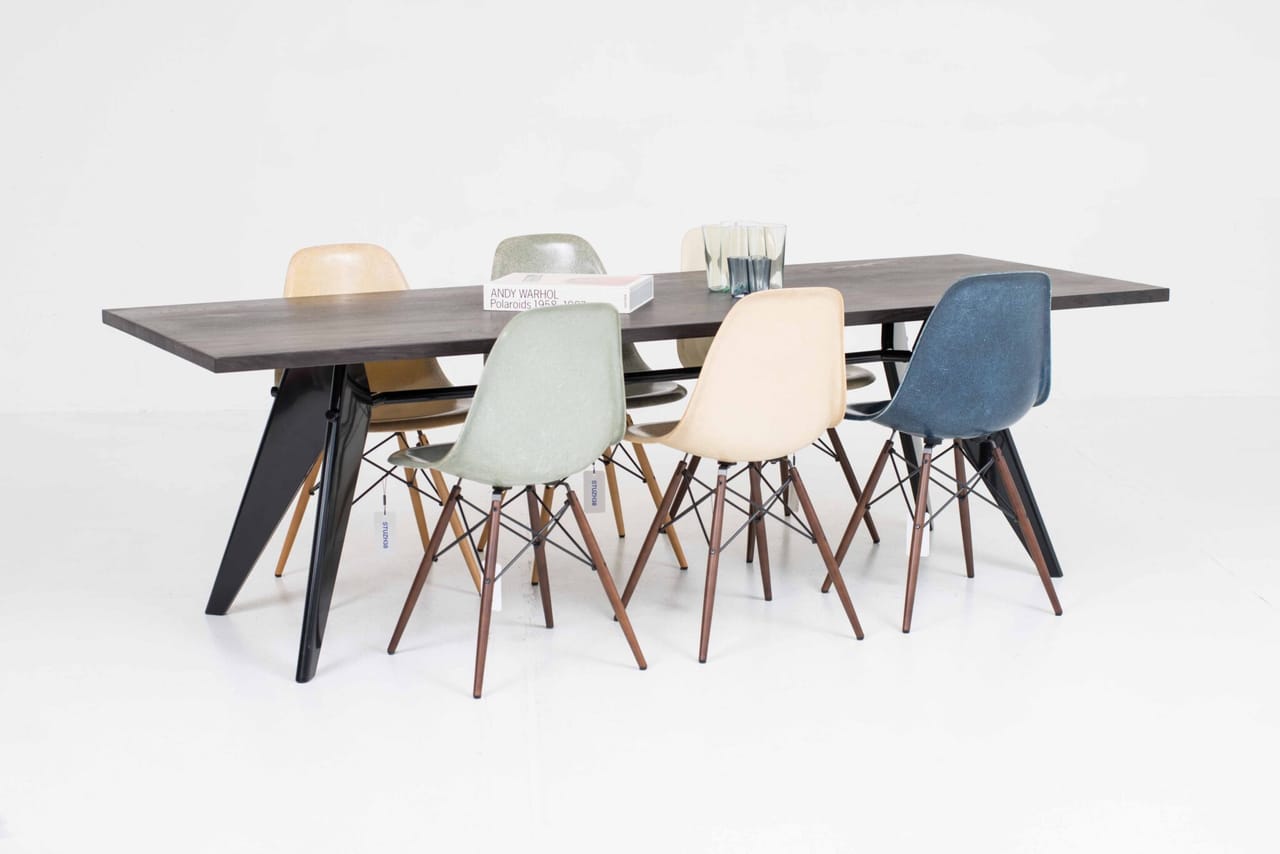 Vitra EM Tisch von Jean Prouvé in dunkler Eiche