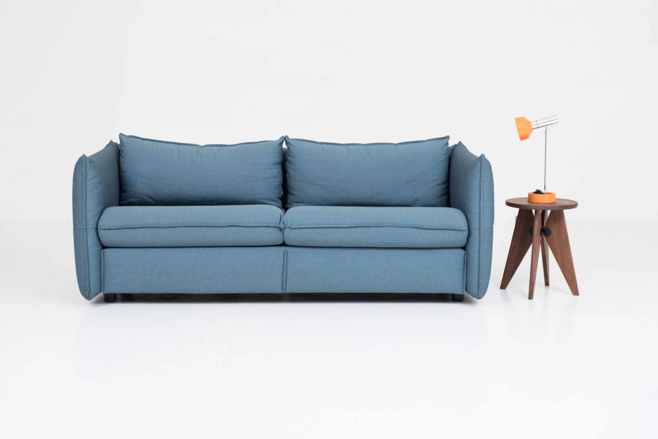 Vitra Mariposa Club Sofa von Edward Barber & Jay Osgerby in blauem Stoffbezug
