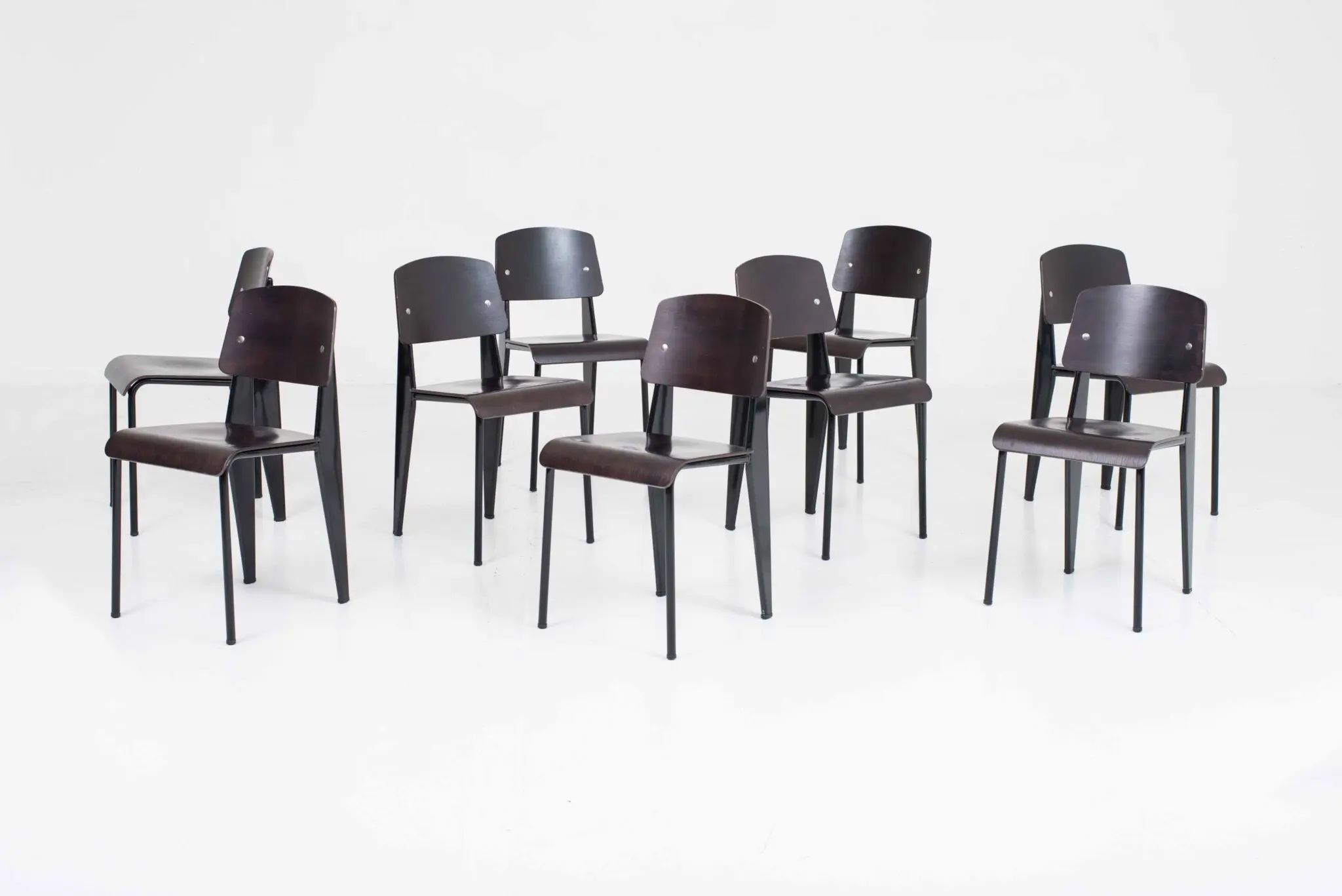 Vitra Standard Stuhl von Jean Prouvé in dunkler Eiche & Schwarz