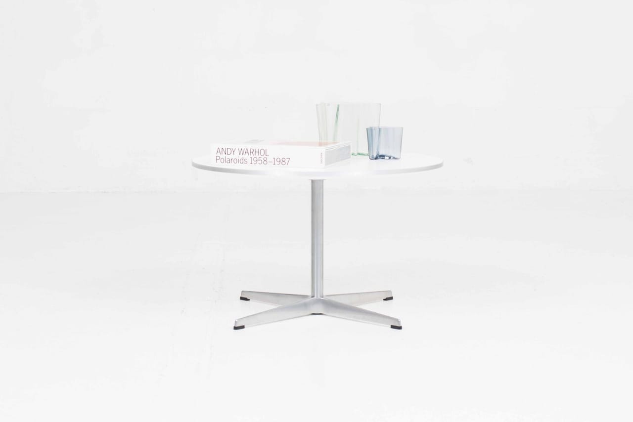 Fritz Hansen A222 Couchtisch von Arne Jacobsen