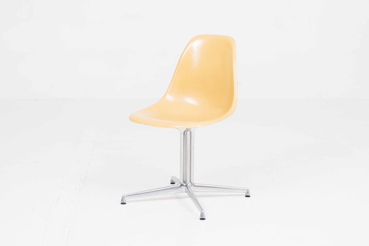 Vitra / Herman Miller Fiberglass Side Chair La Fonda von Eames in Ochre Light