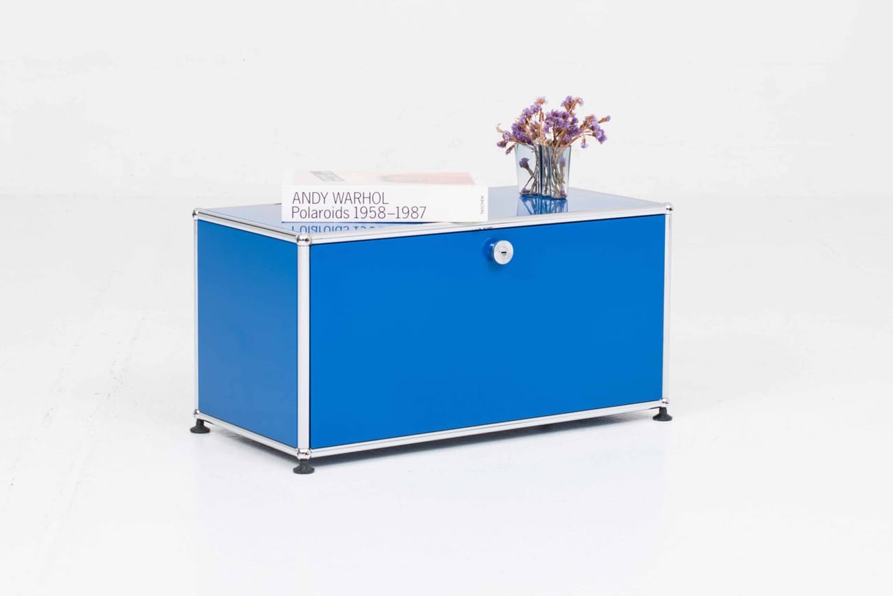 USM Möbel in Enzianblau