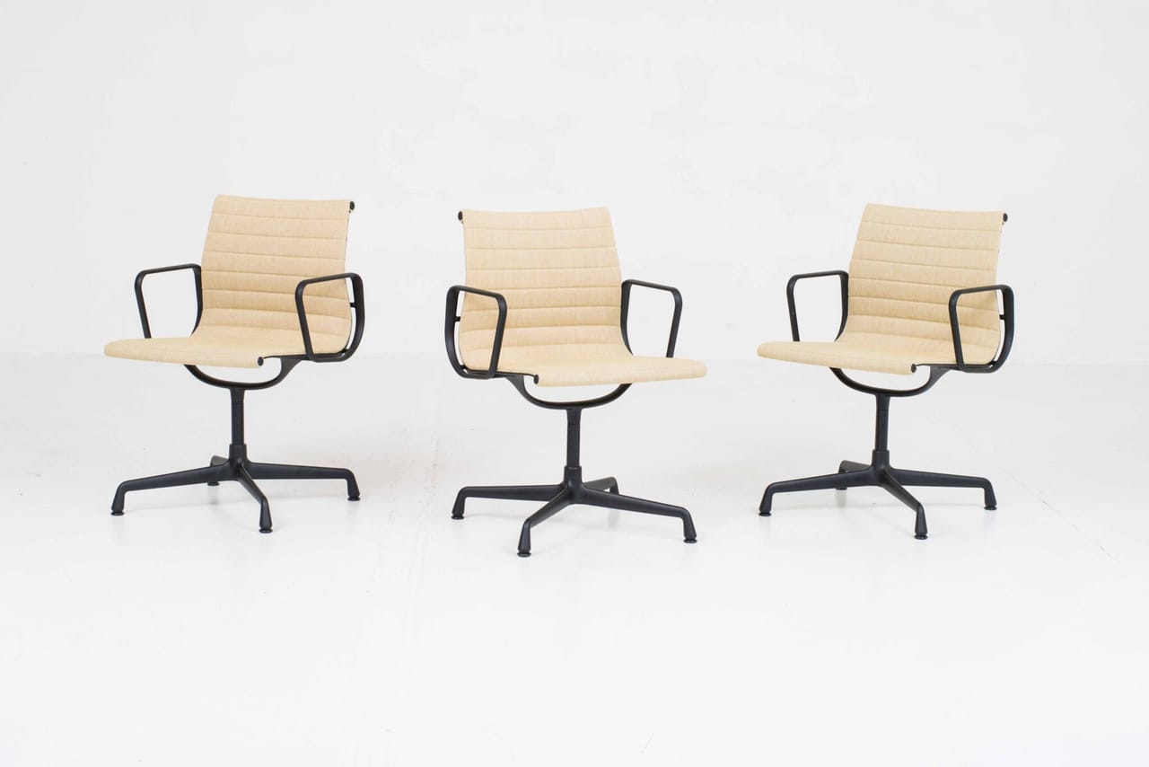 Vitra EA 104 Aluminium Chair von Charles & Ray Eames in Hopsak Senf/Elfenbein