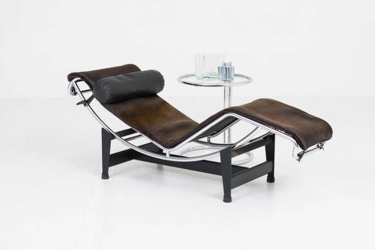 Cassina LC4 Chaise Longue von Le Corbusier mit braunem Fell - 4 Chaise Longue à reglage continu