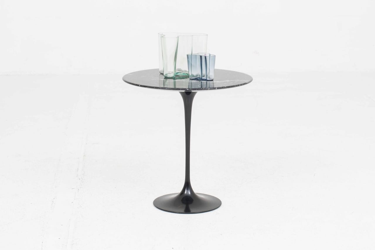Knoll Tulip Beistelltisch von Eero Saarinen in schwarzem Marmor - Ø 51cm