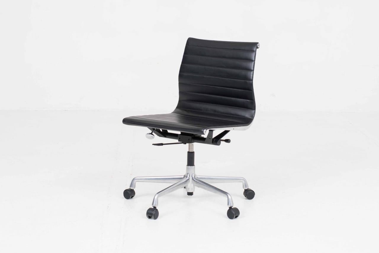Vitra EA 117 Bürostuhl von Eames in schwarzem Leder & Aluminium poliert