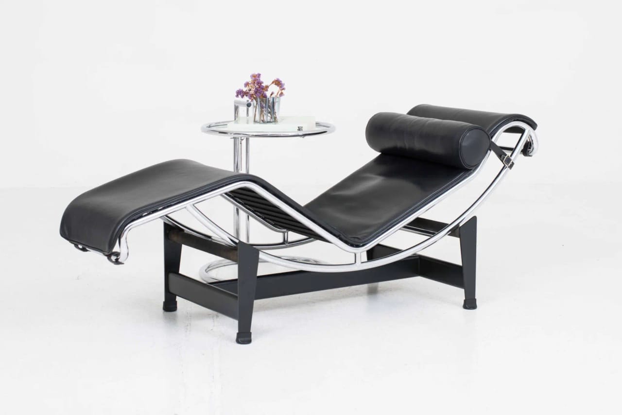 Cassina LC4 Chaise Longue von Le Corbusier mit schwarzer Lederauflage - 4 Chaise Longue à reglage continu