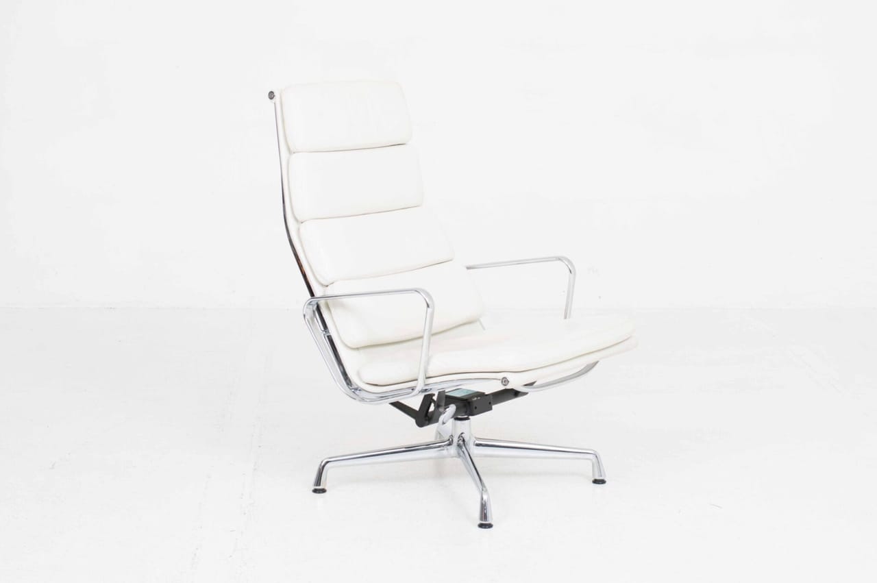 Vitra EA 222 Soft Pad Sessel von Charles & Ray Eames in cremeweissem Leder