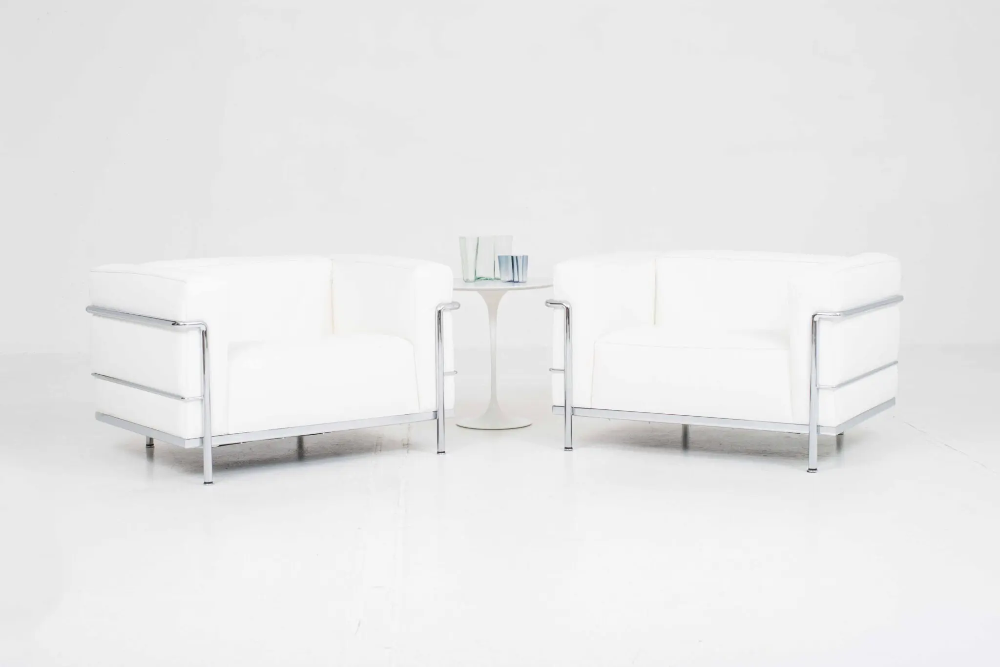 Cassina LC3 Sessel von Le Corbusier in weissem Leder - 3 Fauteuil Grand Confort