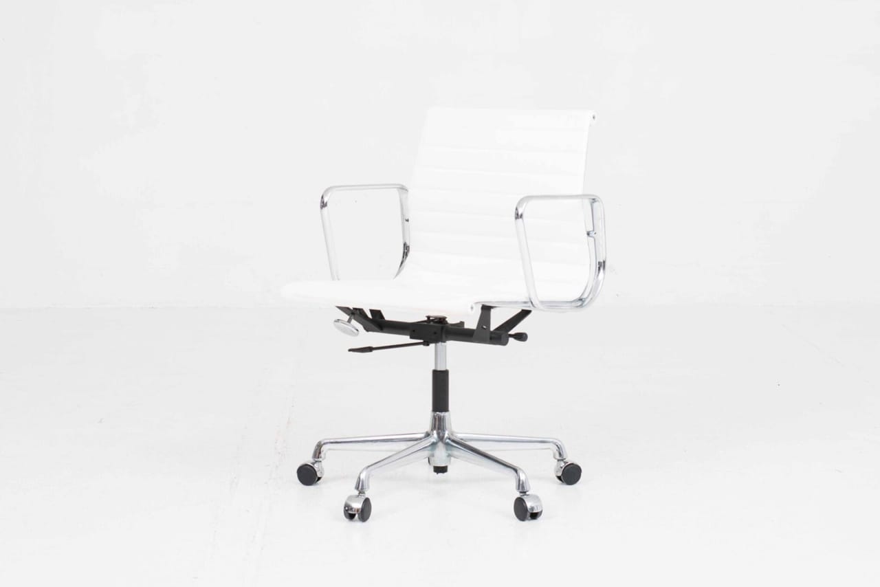 Vitra EA 117 Bürostuhl von Eames in weissem Leder