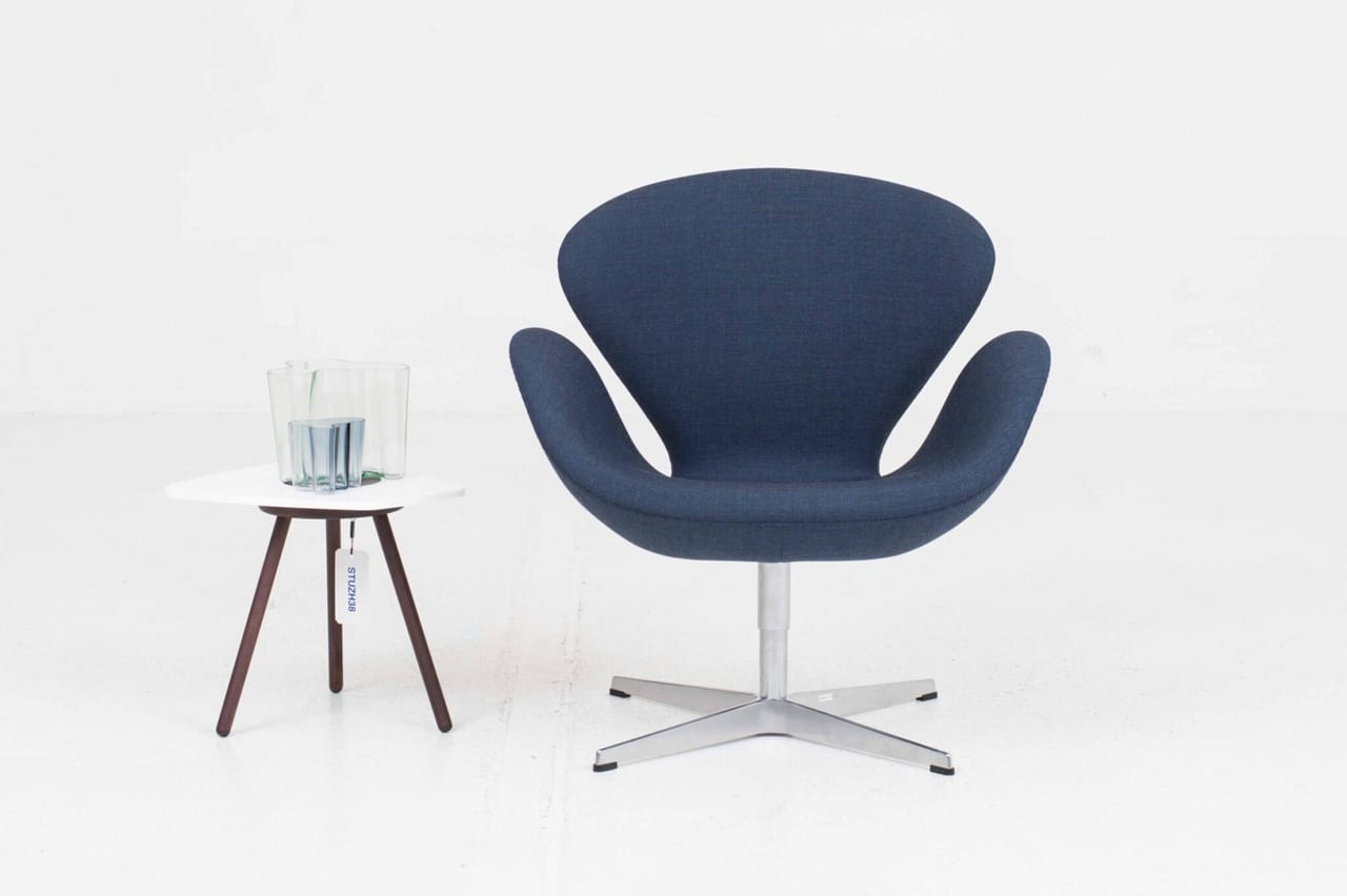 Fritz Hansen Swan Chair von Arne Jacobsen in blauem Stoff