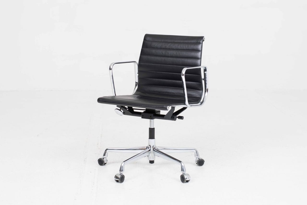Vitra EA 117 Bürostuhl von Eames in schwarzem Leder