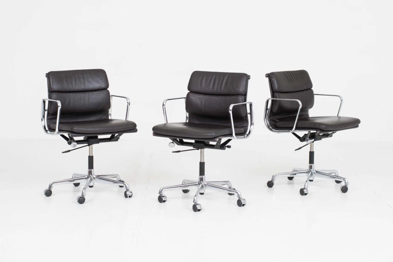 Vitra EA 217 Soft Pad Bürostuhl von Eames in dunkelbraunem Leder