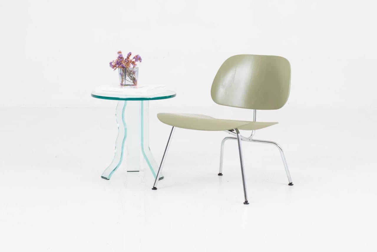 Vitra LCM Sessel von Charles & Ray Eames in Schilfgrün