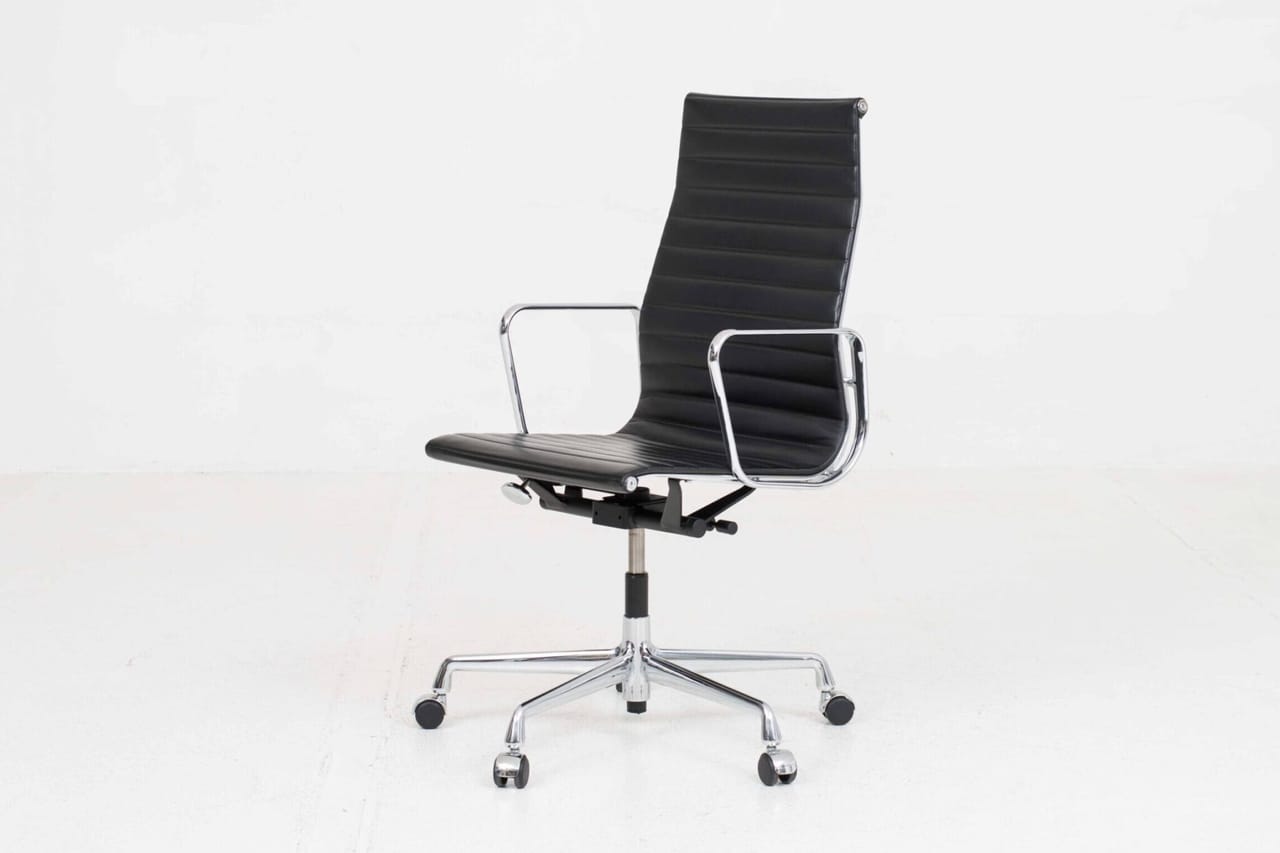 Vitra EA 119 Bürostuhl von Charles & Ray Eames in schwarzem Leder