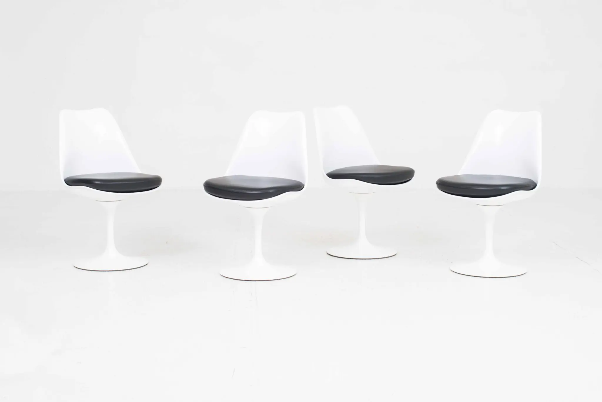 Knoll International Tulip Stuhl von Eero Saarinen mit schwarzen Lederkissen